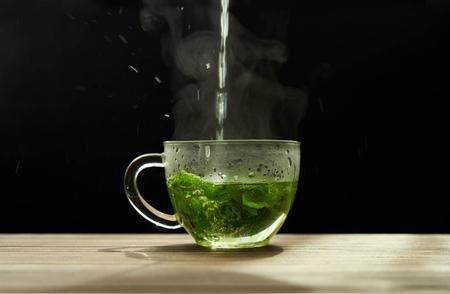 绿茶泡法揭秘：先放茶叶还是先倒水？掌握这3个技巧，让茶更美味！